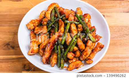 蒜苗炒豬裡肌:一道豐盛的肉菜炒菜。 (木桌) 蒜苗炒豬裡肌:一道豐盛的肉菜炒菜。 (木桌) 139490262