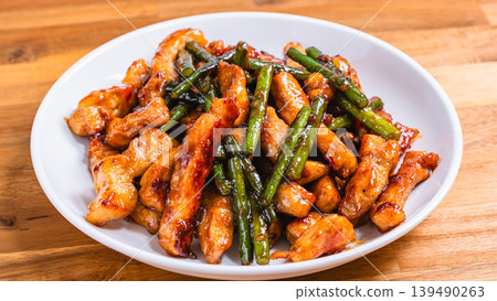 蒜苗炒豬裡肌：一道豐盛的肉菜炒菜。 （木桌） 139490263