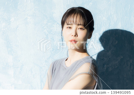 年輕的女士 年輕的女士 139491095