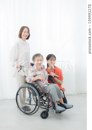 一位坐在輪椅上的老人正在接受照顧 一位坐在輪椅上的老人正在接受照顧 139491278