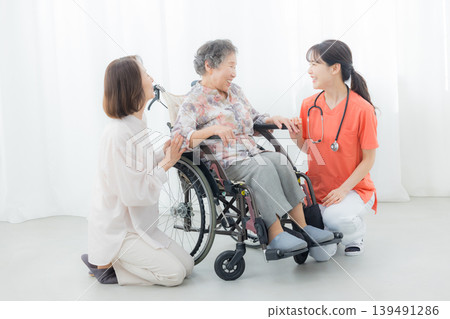一位坐在輪椅上的老人正在接受照顧 一位坐在輪椅上的老人正在接受照顧 139491286