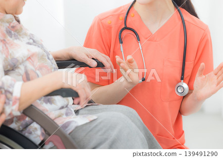 一位坐在輪椅上的老人正在接受照顧 139491290