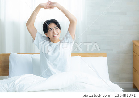 睡在床上的男人 睡在床上的男人 139491371