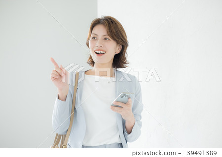 觀看智能手機的婦女 觀看智能手機的婦女 139491389