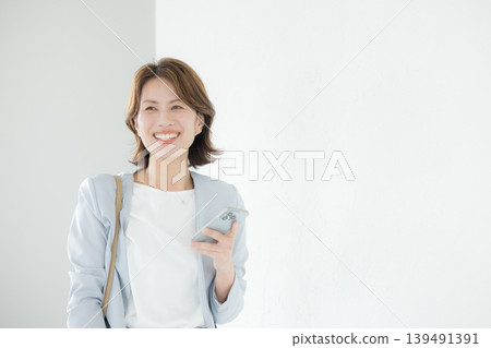 觀看智能手機的婦女 觀看智能手機的婦女 139491391