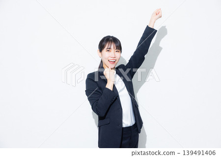 A woman doing a guts pose 139491406