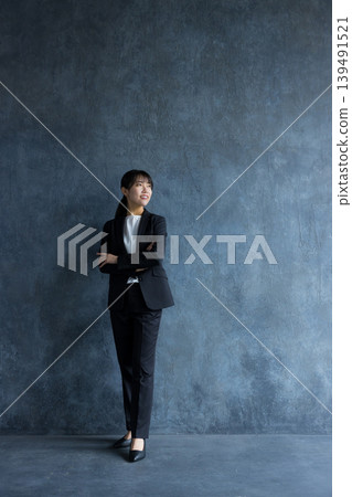 一位身穿褲裝的女商人 139491521