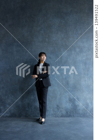一位身穿褲裝的女商人 一位身穿褲裝的女商人 139491522