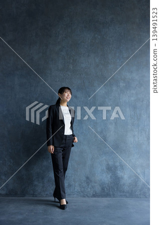 一位身穿褲裝的女商人 一位身穿褲裝的女商人 139491523