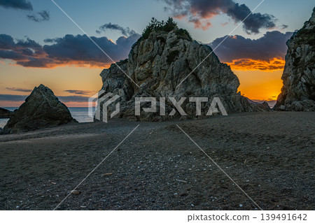 The scenery of the Sunrise Stone Gate and sunset in Tahara City (Aichi Prefecture) The scenery of the Sunrise Stone Gate and sunset in Tahara City (Aichi Prefecture) 139491642