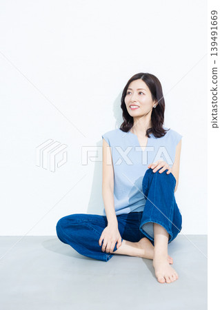 Middle-aged female Middle-aged female 139491669