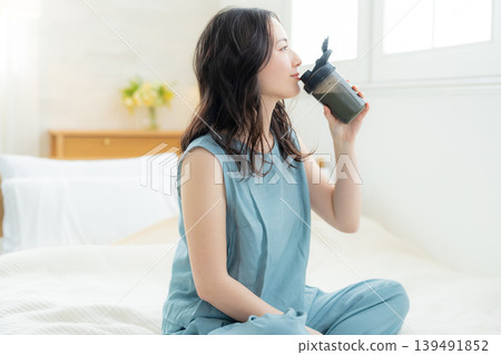 Woman drinking protein Woman drinking protein 139491852