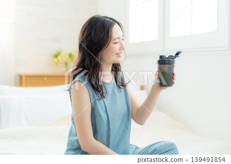 Woman drinking protein Woman drinking protein 139491854