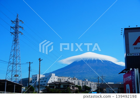 A lenticular cloud over Mount Fuji 139492198