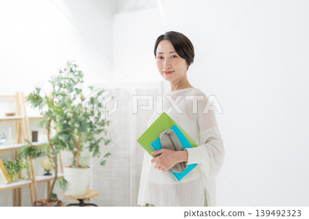 有筆記的一名婦女 有筆記的一名婦女 139492323
