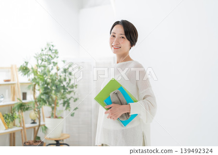 A woman with a note 139492324