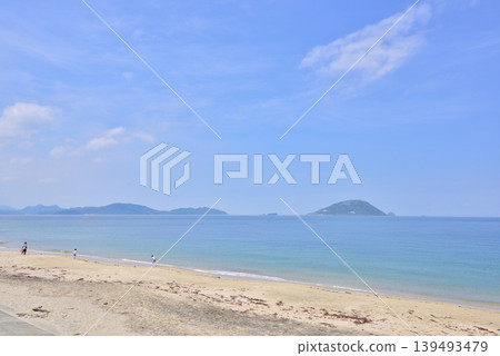 福岡市東區鹿之島的海岸風景:久賀村(度假村)前的海灘,下濱海灘。 福岡市東區鹿之島的海岸風景:久賀村(度假村)前的海灘,下濱海灘。 139493479
