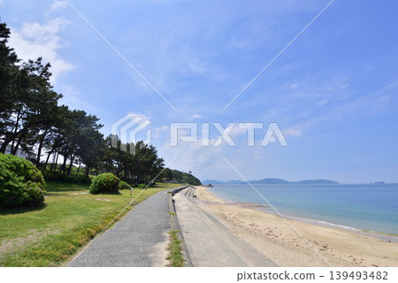 福岡市東區鹿之島的海岸風景:久賀村(度假村)前的海灘,下濱海灘。 福岡市東區鹿之島的海岸風景:久賀村(度假村)前的海灘,下濱海灘。 139493482