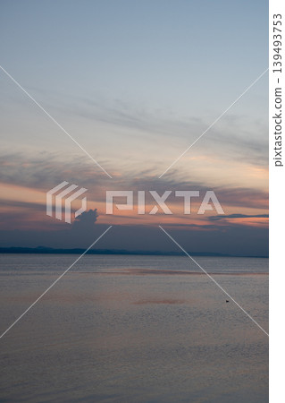 美麗的日落天空和湖泊 美麗的日落天空和湖泊 139493753