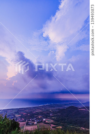 A magnificent view of Tanegashima Island and the thunderclouds in the sky, seen from Tennyogakura Park. 139493873