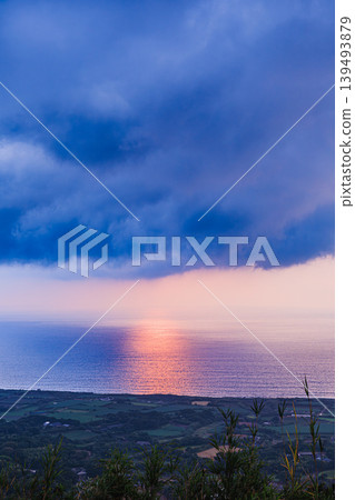 The Pacific Ocean bathed in the morning light and the breathtaking view of Tennyogakura Park The Pacific Ocean bathed in the morning light and the breathtaking view of Tennyogakura Park 139493879