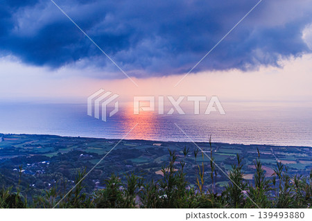 清晨，夢幻般的天空和寧靜的海景籠罩著種子島。 139493880