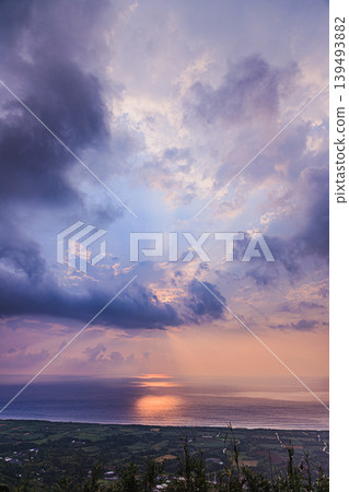 晨光灑在種子島海面上，形成了壯觀的雲景。 139493882
