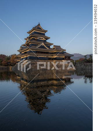 Matsumoto Castle bathed in the morning sun 139494032