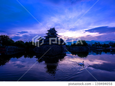 城堡映照在晨曦的天空。 139494058