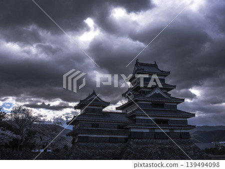 Matsumoto Castle in the snow, Matsumoto City, Nagano Prefecture, Matsumoto city center, red bridge 139494098