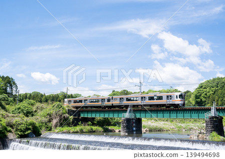 【禦殿坂線】駛過鮎澤川的普通列車 【禦殿坂線】駛過鮎澤川的普通列車 139494698