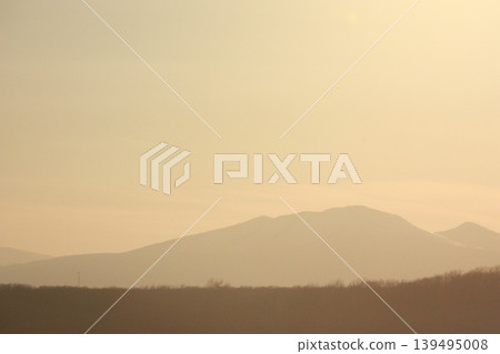 在夕陽下沾染的一座山 在夕陽下沾染的一座山 139495008