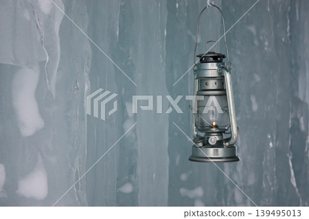 雪後的清晨,一盞燈。 雪後的清晨,一盞燈。 139495013