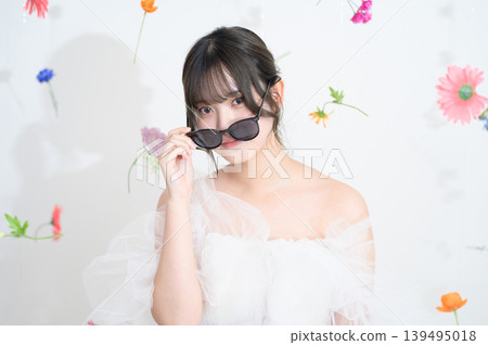 身穿婚紗、戴著墨鏡的日本女子。 139495018
