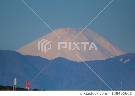 Mount Fuji in winter on a clear day Mount Fuji in winter on a clear day 139495668