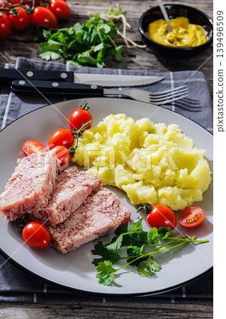 Slices of classic head cheese with mashed potatoes Slices of classic head cheese with mashed potatoes 139496509