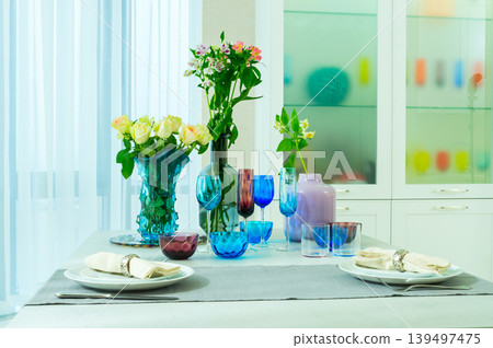 Bright, elegant dining 139497475