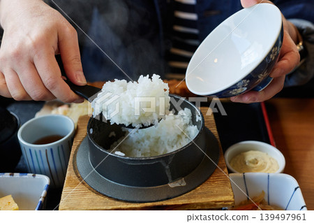 盛飯的人 盛飯的人 139497961