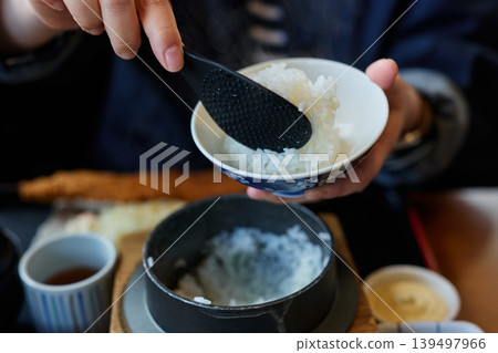 盛飯的人 盛飯的人 139497966