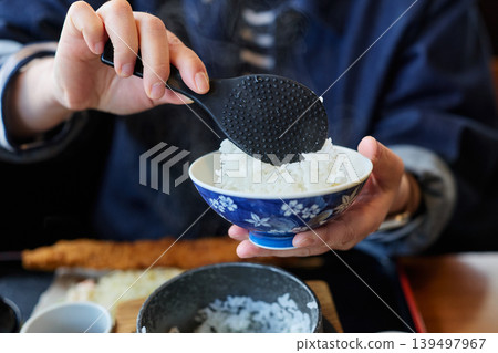 盛飯的人 盛飯的人 139497967