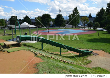 運動兒童公園的遊樂場設備 運動兒童公園的遊樂場設備 139498042