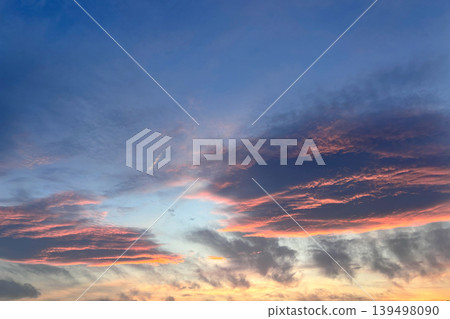 一幅夢幻般的天空景象,雲朵染上了日落的色彩,湛藍的天空一望無際。 一幅夢幻般的天空景象,雲朵染上了日落的色彩,湛藍的天空一望無際。 139498090