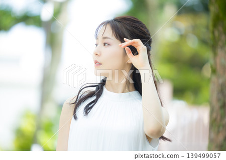放鬆在公園的一名婦女 139499057