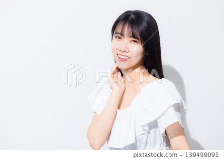 A woman who turns around A woman who turns around 139499091