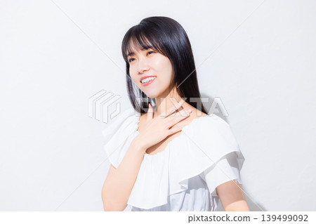 A woman who turns around A woman who turns around 139499092