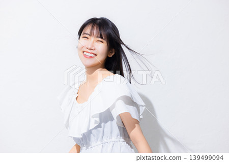 A woman who turns around A woman who turns around 139499094