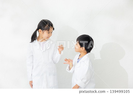 孩子拿著試管 孩子拿著試管 139499105