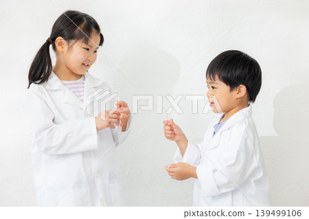 孩子拿著試管 孩子拿著試管 139499106