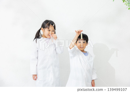 孩子拿著試管 139499107