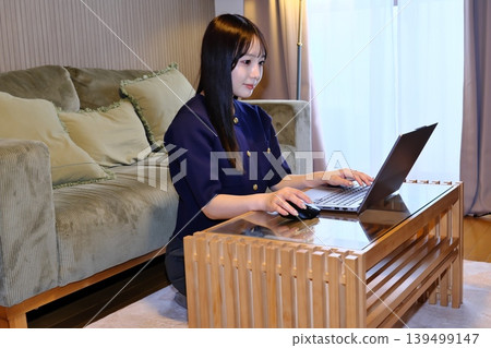 A peaceful moment for oneself. The daily life of a woman enjoying the internet and hobbies in a relaxed space. A peaceful moment for oneself. The daily life of a woman enjoying the internet and hobbies in a relaxed space. 139499147